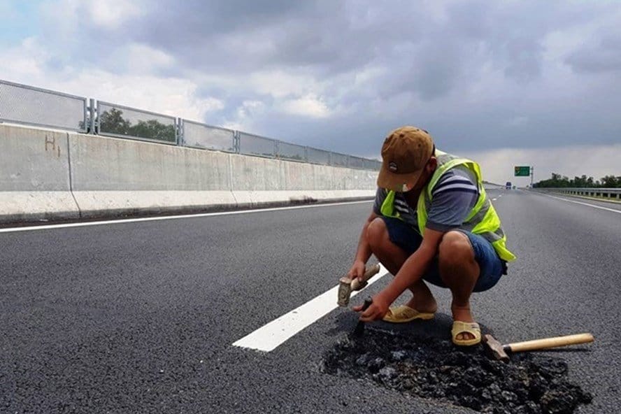 Hình ảnh khắc phục hư hỏng trên cao tốc Đà Nẵng - Quảng Ngãi bằng giải pháp thủ công, gây phản cảm