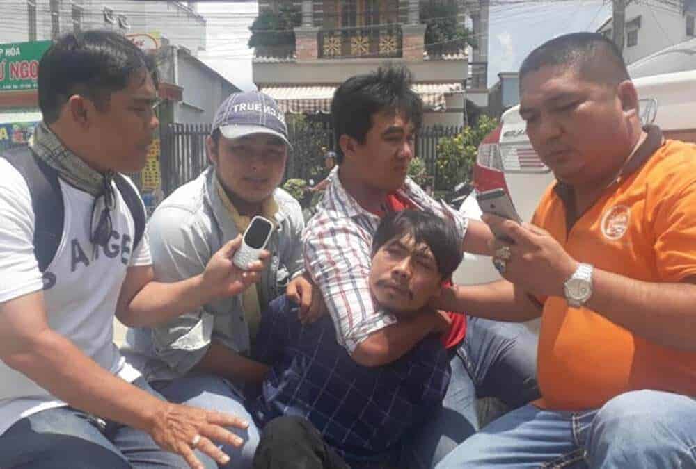 Nhóm "hiệp sĩ" phường Phú Hòa đang khống chế đối tượng trộm xe