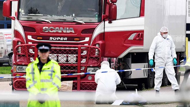 Hiện cảnh sát Anh đã bắt giữ 3 người trên chiếc xe tải để phục vụ việc điều tra. 
