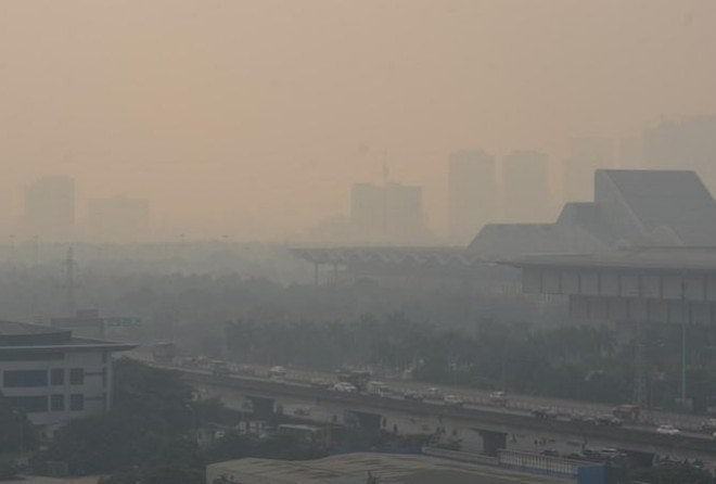 Ô nhiễm không khí tại thành phố ngày càng nghiêm trọng. 